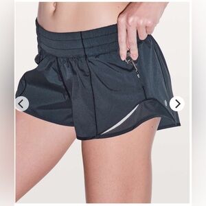 🌼 Lululemon Hotty Hot Short II *2.5"
Navy inkwell size 6 low-Rise